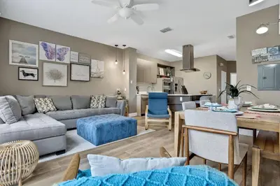 a living room with a couch and a table at Casa 3Q Windsor Hills, Piscina + Perto da Disney in Orlando