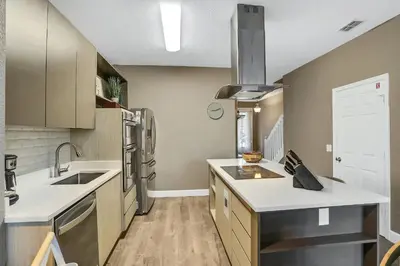 a kitchen with a sink and a refrigerator at Casa 3Q Windsor Hills, Piscina + Perto da Disney in Orlando
