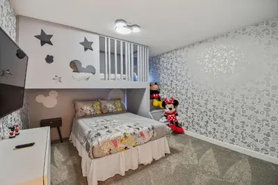 a childs bedroom with a bed and a wall with stars at Luxuosa Casa 4Q/3B Storey Lake in Kissimmee