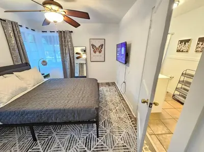 a bedroom with a bed and a ceiling fan at Foodie Lovers Walkable Mills50 - Sleeps 10 - Near Airport in Orlando