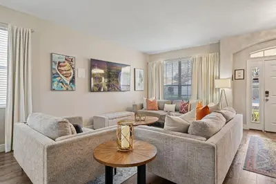 a living room with two couches and a table at 6Q/4B | Piscina Privativa | Sala de Jogos Avengers in Orlando