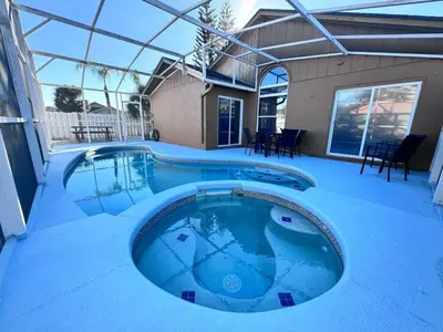 a swimming pool in the middle of a house at 3Q/2B 15 min até a Disney, Piscina, Indian Wells in Kissimmee