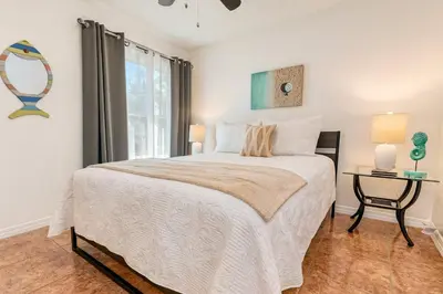 a bedroom with a large bed and a window at 3Q/2B 15 min até a Disney, Piscina, Indian Wells in Kissimmee