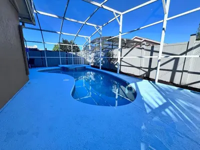 a swimming pool in a building with a glass ceiling at 3Q/2B 15 min até a Disney, Piscina, Indian Wells in Kissimmee