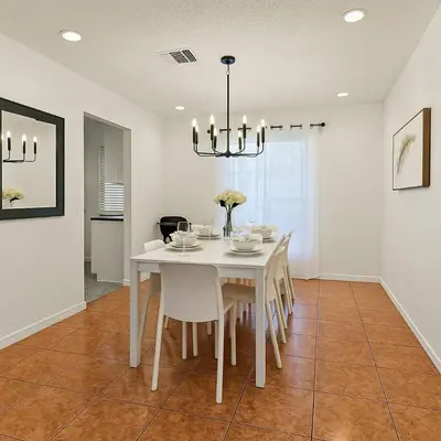 a dining room with a white table and chairs at 3Q/2B 15 min até a Disney, Piscina, Indian Wells in Kissimmee