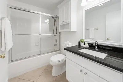 a white bathroom with a toilet and a glass shower at 3Q/2B Perto da DISNEY, Piscina Privativa in Kissimmee