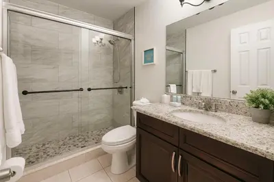 a bathroom with a shower and a toilet and a sink at 3Q/2B Perto da DISNEY ☆ Piscina Priv. in Kissimmee