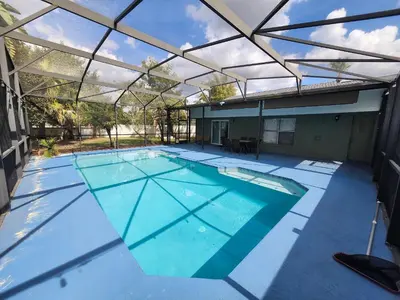 a large swimming pool with a glass roof at 3Q/2B Perto da DISNEY ☆ Piscina Priv. in Kissimmee