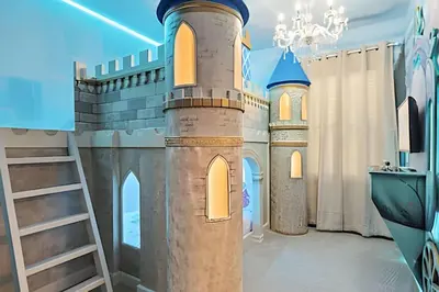 a castle model in a room with a ladder at Casa 6Q Luxo c/ Piscina, Game Room e Cinema in Orlando