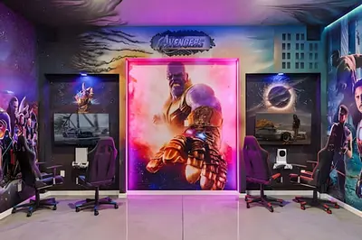 a room with a poster of a video game at Casa 6Q Luxo c/ Piscina, Game Room e Cinema in Orlando