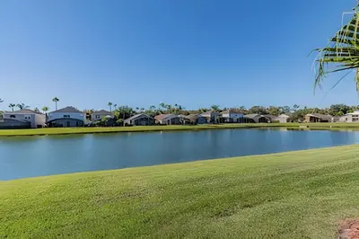a large body of water with houses in the background at 4Q/2B Seu Refúgio Perto da Disney in Kissimmee