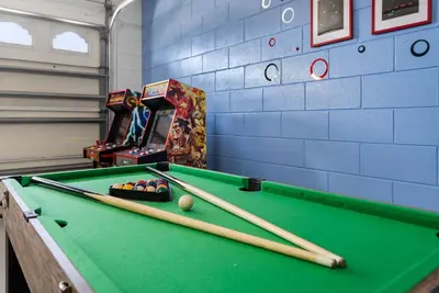 a room with a pool table and a arcade at 3 Quartos + Piscina e Game Room em Orlando in Kissimmee