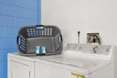 a washing machine with a basket on top of it at 3 Quartos + Piscina e Game Room em Orlando in Kissimmee