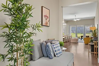a living room with a couch and a plant at Casa Luxo 4Q c/ Piscina e Game Room Avengers in Orlando