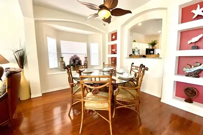 a dining room with a table and chairs at 6Q/5.5B Luxo Piscina Priv. Disney in Kissimmee