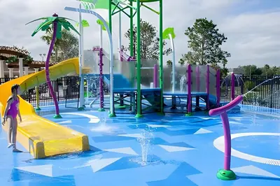 a water park with a colorful water slide at Familiar 3 Quartos Perto da Disney! in Orlando