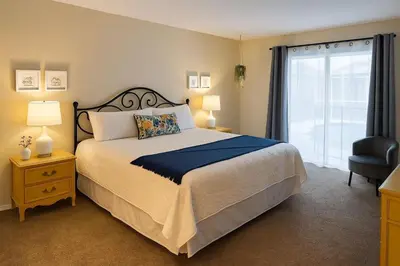 a bedroom with a bed and a window and a chair at Indian Wells 3Q/2B Perto da Disney in Kissimmee