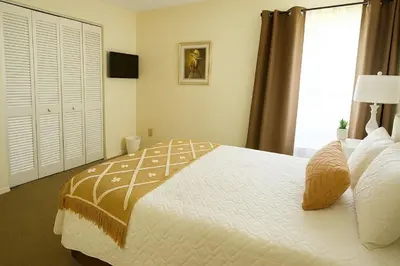 a bedroom with a large white bed and a window at Indian Wells 3Q/2B Perto da Disney in Kissimmee