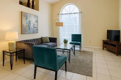 a living room with a couch and a table at Indian Wells 3Q/2B Perto da Disney in Kissimmee