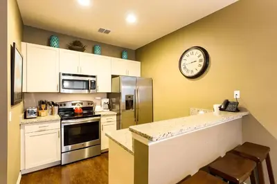 a kitchen with a large clock on the wall at Casa 3Q West Lucaya – Perto da Disney c/ Clubhouse in Kissimmee