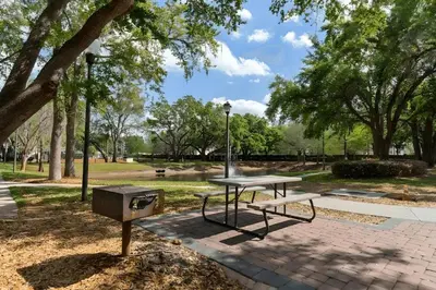 a picnic table and a bench in a park at Casa 3Q West Lucaya – Perto da Disney c/ Clubhouse in Kissimmee