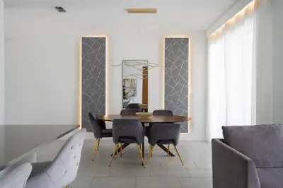 a dining room with a table and chairs at 4Q/3B Luxuosa e Moderna | Piscina Priv. in Kissimmee