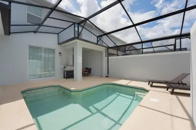 a swimming pool in a house with a glass ceiling at 4Q/3B Luxuosa e Moderna | Piscina Priv. in Kissimmee