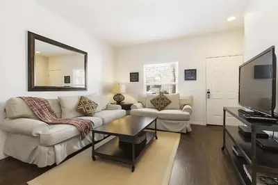 a living room with a couch and a tv at Casa 3Q em Resort Fechado – A Minutos da Disney in Kissimmee