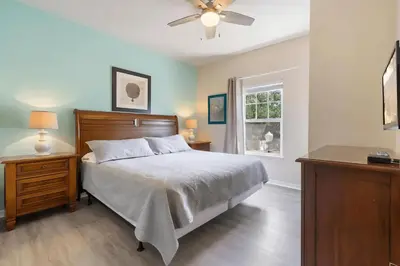 a bedroom with a bed and a ceiling fan at Casa 3Q c/ Piscina de Resort e sala de jogos in Kissimmee