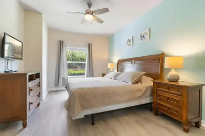 a bedroom with a bed and a dresser and a window at Casa 3Q c/ Piscina de Resort e sala de jogos in Kissimmee