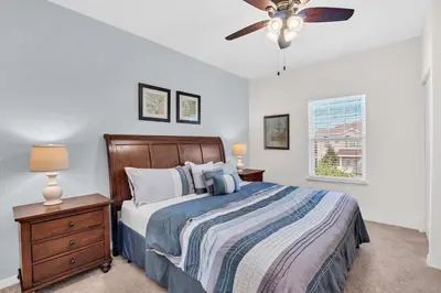 a bedroom with a bed and a ceiling fan at Casa 3Q West Lucaya c/ Piscina – Perto da Disney in Kissimmee
