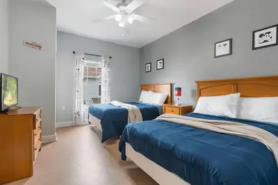a bedroom with two beds and a ceiling fan at Casa 3Q/2B – Região Disney com Piscina Privada in Kissimmee