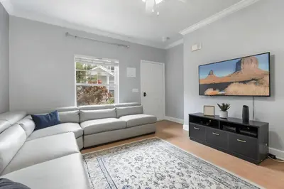 a living room with a white couch and a window at Casa 3Q/2B – Região Disney com Piscina Privada in Kissimmee
