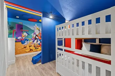 a childs bedroom with a mickey mouse mural at 6Q Windsor Hills, Piscina Privativa + Game Room in Orlando