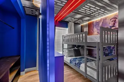 a bedroom with a bunk bed and blue walls at 6Q Windsor Hills, Piscina Privativa + Game Room in Orlando