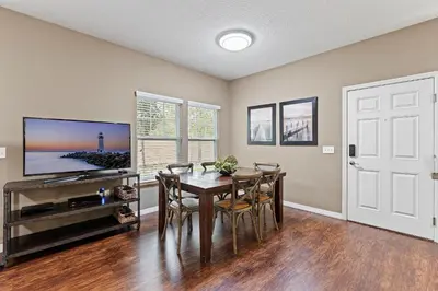 a dining room with a table and a tv at 3200- Aconchegante casa de 4 Quartos com Acesso ao resort, Próxima à Disney in Kissimmee