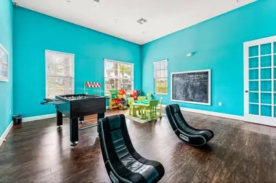 a living room with blue walls and a piano at 3200- Aconchegante casa de 4 Quartos com Acesso ao resort, Próxima à Disney in Kissimmee