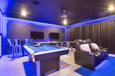 a billiards room with a pool table and a bar at Casa 7Q perto da Disney com Piscina e Games in Kissimmee