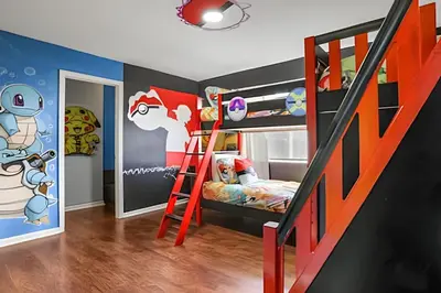 a room with a bunk bed and a staircase at Casa 6Q Familiar c/ Game Room Marvel e Piscina in Orlando