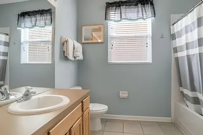 a bathroom with a sink and a toilet at Casa 6Q Familiar c/ Game Room Marvel e Piscina in Orlando