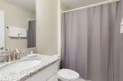 a bathroom with a sink and a toilet and a shower at Casa Resort com Piscina Aquecida e Pingue-Pongue in Kissimmee