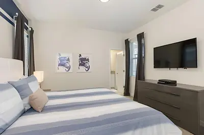 a bedroom with a bed and a flat screen tv at Casa Resort com Piscina Aquecida e Pingue-Pongue in Kissimmee