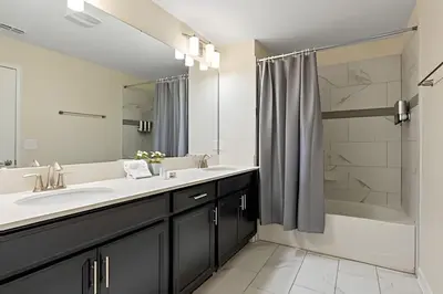 a bathroom with a sink and a shower and a tub at Casa 5Q c/ Piscina – 10min da Disney + Resort in Kissimmee