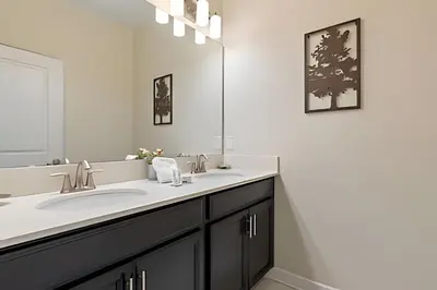 a bathroom with a sink and a mirror at Casa 5Q c/ Piscina – 10min da Disney + Resort in Kissimmee