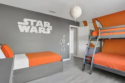 a bedroom with two bunk beds and a star wars sign at Villa 6Q Moderna c/ Piscina Priv. e Resort in Orlando