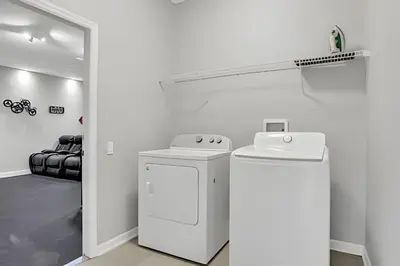 a white laundry room with a washer and dryer at Villa 6Q Moderna c/ Piscina Priv. e Resort in Orlando