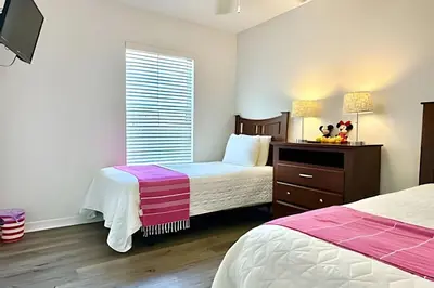 a bedroom with two beds and a window at Casa aconchegante 4Q/3B Piscina Priv. in Kissimmee