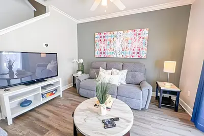 a living room with a couch and a tv at Casa 4Q perto da Disney c/ Resort e Padaria in Kissimmee