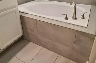 a bathroom with a sink and a tub at Villa 5 Quartos com Piscina no Storey Lake in Kissimmee