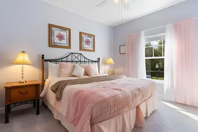 a bedroom with a large bed and a window at Casa Moderna 3Q – Perto da Disney in Kissimmee